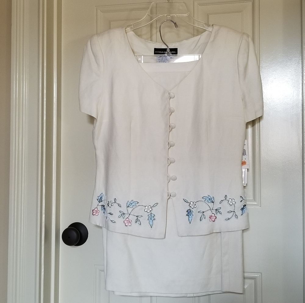 NWT.  Donna Morgan suit. Size 8.